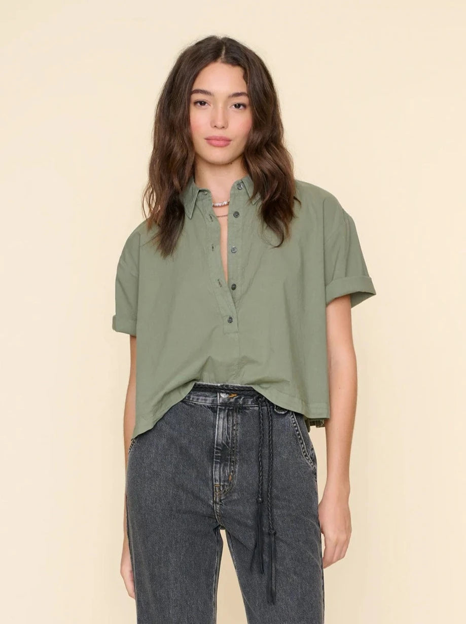 Person wearing Xirena Ansel Cotton Top in Mossy